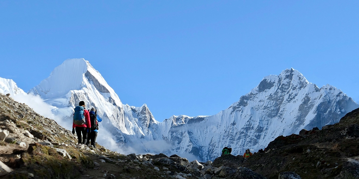 mount everest in the distance.